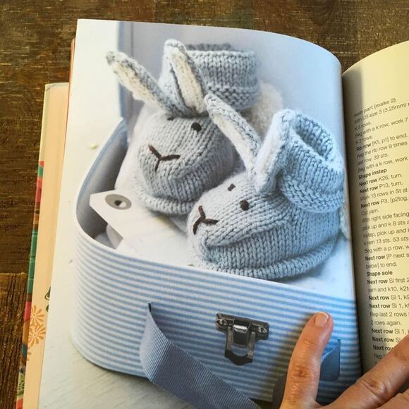 Knits to Give 30 Knitted a gifts Made with Love Pattern Book Shawl Mitten Throw - Picture 6 of 8